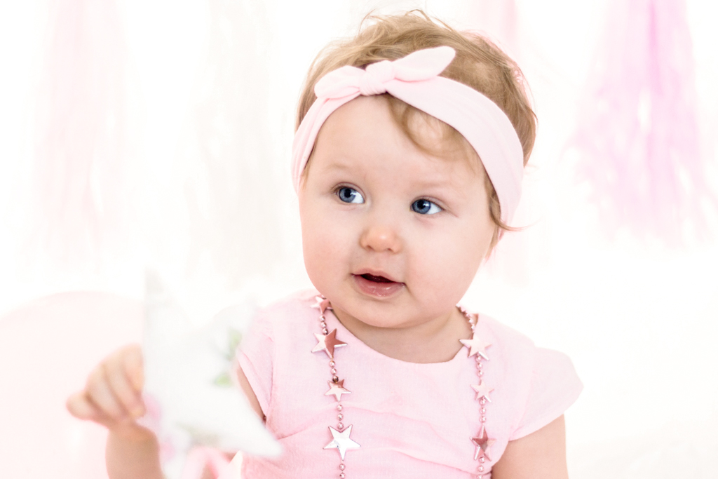 You are currently viewing Różowa sesja urodzinowa na roczek